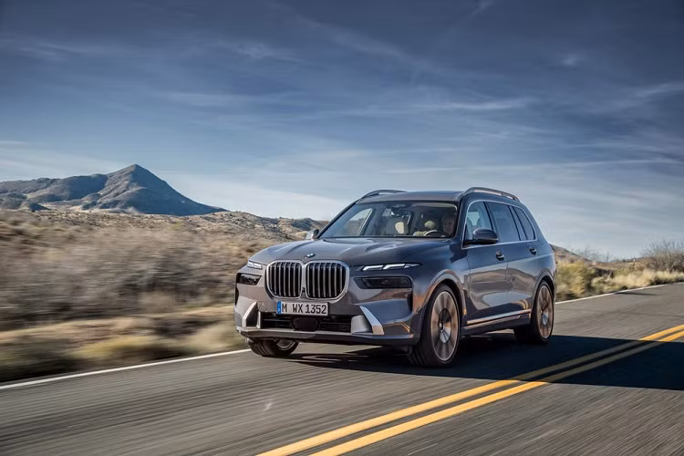 Sau khi Lexus đã chính thức tung ra thế hệ mới của dòng SUV hạng sang cỡ lớn LX. Không chịu thua kém, hãng BMW cũng vén màn phiên bản nâng cấp của X7 để cạnh tranh với Lexus LX 600 2022. So với phiên bản cũ, BMW X7 2023 mới thay đổi đáng kể trong thiết kế ngoại thất, đặc biệt là khu vực đầu xe. Tại đây, chúng ta sẽ bắt gặp hệ thống đèn trước 2 tầng theo xu hướng thịnh hành của làng ôtô thế giới.