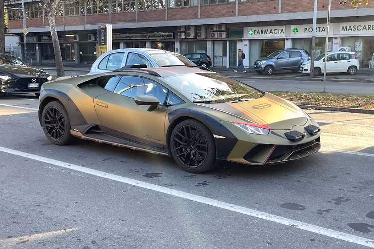 Lamborghini đã tung ra những bức ảnh được dàn dựng công phu của xe concept có thể vượt mọi địa hình Huracan Sterrato. Tuy nhiên, hãng không hé lộ thêm bất cứ thông tin nào về xe và trong những hình ảnh trước đó, Lamborghini Huracan Sterrato 2023 mới đều bị che kín nhiều chi tiết thiết kế.