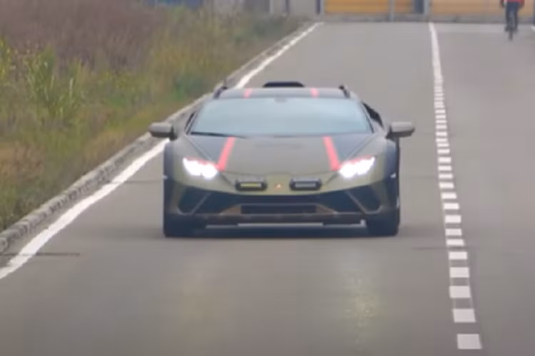 Khác với những người anh em của mình, Lamborghini Huracan Sterrato bản địa hình được tạo ra để chinh phục mọi cung đường, kể cả đèo núi. Cái tên Sterrato theo tiếng Ý có nghĩa là “bùn đất” và thiết kế của xe cũng được điều chỉnh cho mục đích off-road.