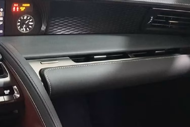 Hệ dẫn động này tạo ra công suất tổng cộng 354 mã lực, nhờ đó, giúp xe thể thao Lexus LC 500h tăng tốc từ vị trí xuất phát lên 100 km/h trong 4,8 giây trước khi đạt vận tốc tối đa 250 km/h. 