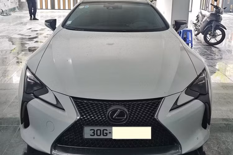Số lượng dòng xe thể thao Lexus LC Coupe tại Việt Nam chỉ đếm trên đầu ngón tay nên các thông tin rao bán mẫu xe này luôn nhận được sự quan tâm không nhỏ của giới mê xe và các tay chuyên sưu tập xe thể thao hàng hiếm. 
