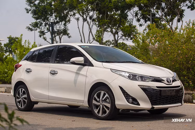 Thời điểm cách đây khoảng 10 năm, lượng xe Toyota Yaris tại Việt Nam xuất hiện tương đối nhộn nhịp. Mặc dù nằm chung phân khúc hạng B nhưng Yaris hoàn toàn khác biệt so với người anh em sedan Vios của mình từ giá bán, trang bị, tới định vị sản phẩm.