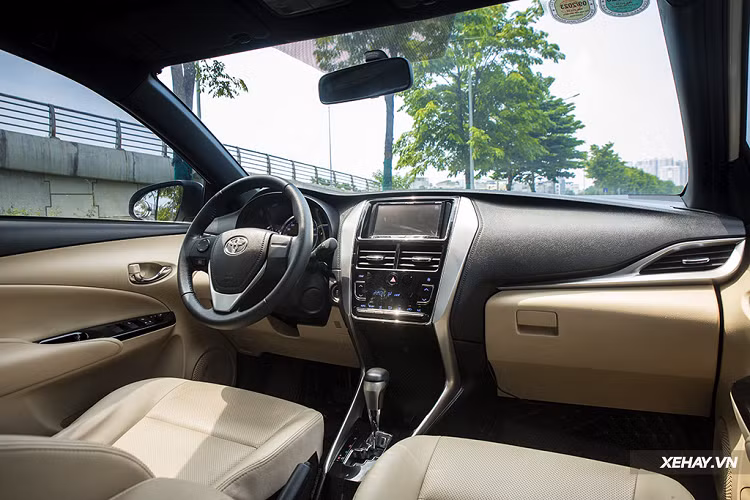 Khi lăn bánh trên phố, Toyota Yaris sẽ đem lại cho người đi đường cảm giác quen thuộc, đến từ thương hiệu Toyota và những điểm thiết kế chia sẻ chung với người anh em Vios. Tuy nhiên xe vẫn giữ được không khí khác biệt, nhờ phần đuôi xe thiết kế hiện đại, điệu đà để phân biệt với mẫu sedan phổ thông hạng B.