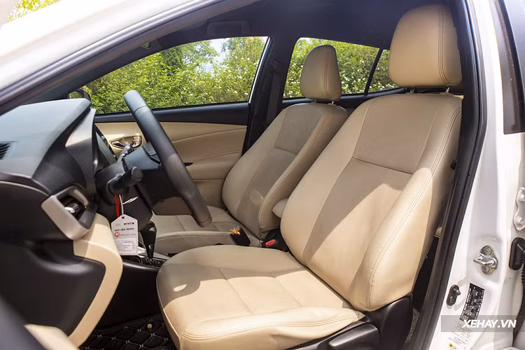 Sự thoải mái của Toyota Yaris còn đến từ cách bố trí hệ thống khung gầm, các cột A - B - C, đem lại tầm nhìn rất thoáng và rộng cho tài xế, từ đó hạn chế điểm mù và góp phần đảm bảo an toàn giao thông. Tầm nhìn thoáng đãng cũng giúp các hành khách trên xe cảm thấy thoải mái hơn, giảm mệt mỏi căng thẳng nhất là khi di chuyển chặng dài.