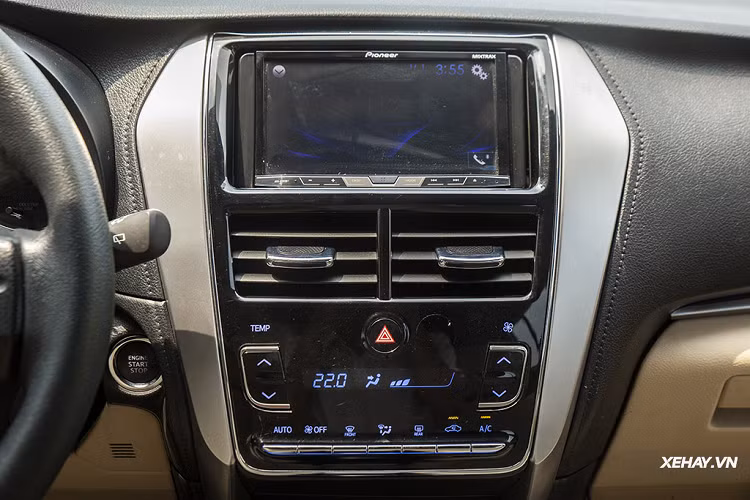 Về trang bị, Toyota Yaris 2019 tỏ ra khá “khiêm tốn” khi chỉ sở hữu hệ thống đèn chiếu sáng chính dạng Halogen có bi cầu tăng sáng, đi kèm đèn demi LED. Cùng với đó, trang bị phanh đĩa có mặt trên cả 4 bánh xe, thay vì chỉ 2 bánh trước như người anh em Vios giá rẻ.