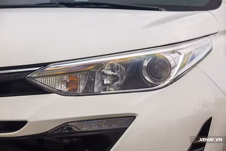 Với thông số DxRxC: 4.145 x 1.730 x 1.500 mm; trục cơ sở đạt 2.550 mm, Toyota Yaris thế hệ 2 (đời 2019) thực sự là một mẫu xe hào phóng về mặt kích thước tổng thể so với các đối thủ trong cùng phân khúc hatchback hạng B. Cả không gian cốp lẫn 2 hàng ghế đều có thể phục vụ rất tốt đối tượng người dùng xe gia đình.