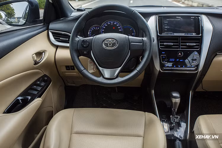 Không gian bên trong xe được coi là một điểm cộng lớn của Toyota Yaris 2019. Tương tự như người anh em Vios - mặc dù chỉ nằm trong phân khúc xe hạng B - tuy nhiên xe hoàn toàn có thể cung cấp chỗ ngồi thoải mái cho 5 người lớn trong những hành trình di chuyển.