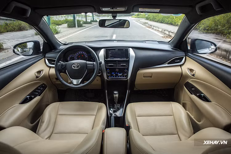 Về thiết kế, Toyota Yaris 2019 có kiểu dáng gần như giống hoàn toàn người anh em Toyota Vios của mình. Phần đầu xe được bố trí rất hài hòa và có hơi hướng gọn gàng, hiện đại. Riêng phần cốp sau xe đã được tinh chỉnh khác biệt, đem lại không khí sang trọng và phá cách cho Yaris.