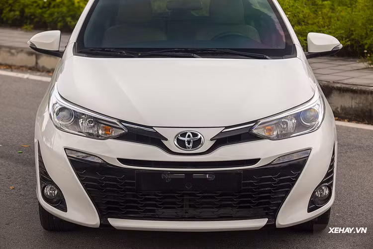 Toyota Yaris và Vios chia sẻ với nhau rất nhiều điểm chung, tuy nhiên giữa hai mẫu xe hạng B của nhà Toyota cũng tồn tại những khác biệt. Người sở hữu Toyota Vios có thể sử dụng xe như phương tiện đi lại hàng ngày phục vụ gia đình hoặc làm xe kinh doanh kiếm tiền.