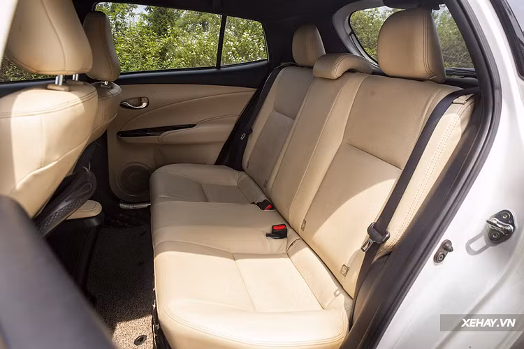 Bên cạnh đó, nhược điểm khá lớn trên Yaris 2019, đó là các hành khách không được chiều chuộng về mặt giải trí, khi xe chỉ được trang bị màn hình Pioneer kích thước nhỏ, điều hòa tự động một vùng - không có cửa gió hay cổng sạc phía sau và thậm chí, còn thiếu vắng cả Cruise control - trang bị tưởng chừng như rất cơ bản trong thế giới xe hơi ở thời điểm thế kỷ XXI.