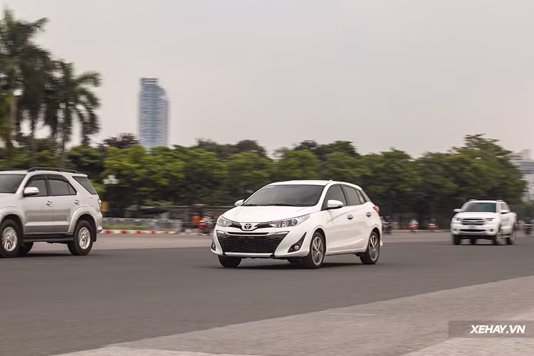 Yaris 2019 sở hữu những trang bị an toàn như: cân bằng điện tử, kiểm soát lực kéo và đặc biệt là 7 túi khí quanh xe, cam lùi và không có cảm biến phía sau. Nằm bên dưới nắp capo, Toyota Yaris sử dụng động cơ 2NR-FE quen thuộc, với cấu hình 4 xi-lanh thẳng hàng dung tích 1.5L hút khí tự nhiên, cho công suất 107 mã lực và 140Nm khi kết hợp cùng hộp số vô cấp CVT và hệ dẫn động cầu trước.