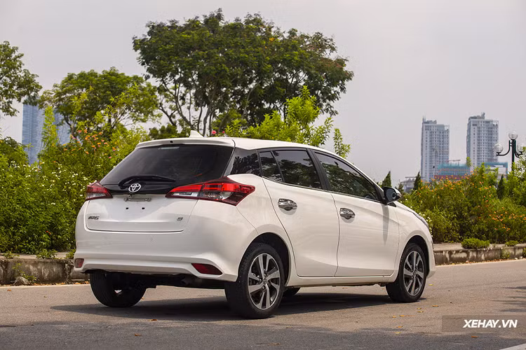 Toyota Yaris được trang bị hệ thống treo MacPherson phía trước và thanh xoắn phía sau, đề cao mục tiêu đem lại sự bền bỉ, êm ái cho hành khách. Vô-lăng xe được thiết kế hơi nặng: đem lại cảm giác đầm lì trên đường trường, đường cao tốc nhưng sẽ khá vất vả cho người điều khiển khi phải xoay trở trong không gian hẹp ở vận tốc thấp, ví dụ như lúc đánh xe ra vào điểm đỗ hay lưu thông trong những con ngõ nhỏ chật hẹp.