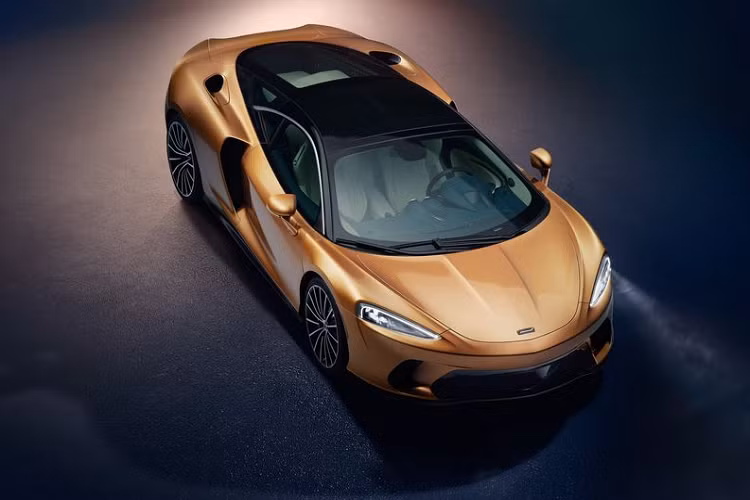 GT cung cấp sự thoải mái và không gian đáng mong đợi của một chiếc Grand Tourer nhưng lại có sự nhanh nhẹn và mạnh mẽ chưa từng thấy trong phân khúc này. Được xây dựng dựa trên nền tảng khung gầm bằng sợi carbon nguyên khối MonoCell II-T, với cấu trúc phía sau bằng sợi carbon, McLaren GT sở hữu khoang hành lý sau cabin có dung tích lên tới 419 lít.