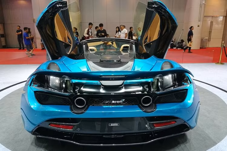 So với biến thể 720S Coupe, sự khác biệt lớn nhất trong thiết kế của 720S Spider chính là phần mui cứng có thể thu vào, các cửa sổ sau chỉnh điện và các cột trụ mới. Ngoài ra, McLaren 720S Spider có trọng lượng khô là 1.322kg, nặng hơn 49kg so với coupe bởi vì hệ thống mui cứng và phần chứa mui. Đặc biệt, phần mui này có thể hoạt động ở tốc độ lên tới 50 km/h, hơn hẳn 650 Spider (phạm vi 30 km/h).