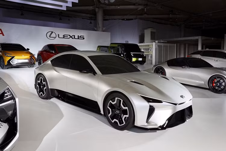 Lexus IS the he moi se la mau xe oto chay dien hoan toan-Hinh-3