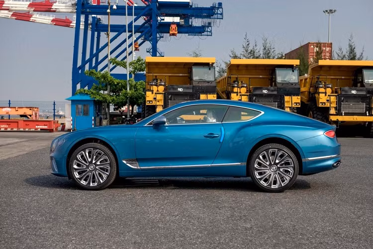 Những hình ảnh về chiếc xe Coupe siêu sang Bentley Continental GT V8 Mulliner mới lăn bánh tại Hà Nội còn cho thấy ngoại thất xe có các điểm nhấn khác như lưới tản nhiệt hình kim cương màu đen ở trung tâm và các xương lưới màu crôm nổi bật, đèn pha và đèn hậu LED tinh tế của thế hệ mới hay ống xả kép thể hiện đây là phiên bản V8.