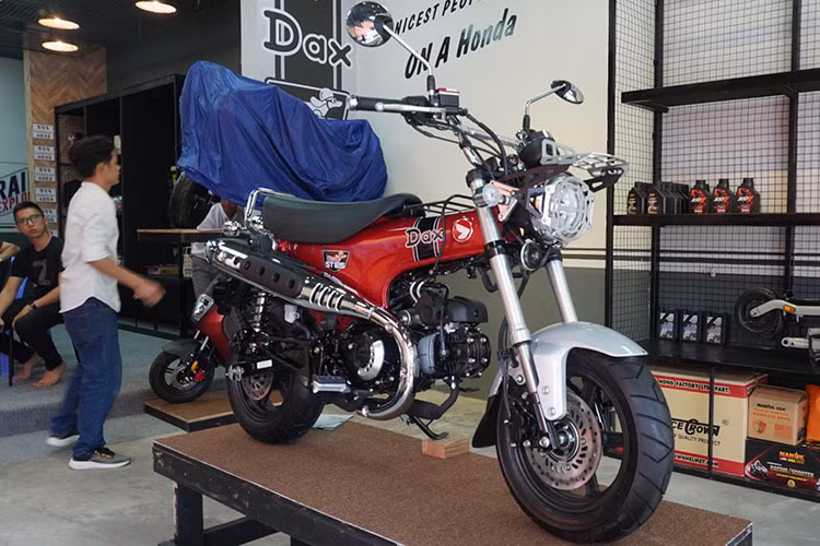 Đại lý cho biết, giá xe Honda Dax ST125 hiện chưa công bố chính thức do còn trong quá trình đăng kiểm, tuy nhiên con số chắc chắn trên 130 triệu đồng.