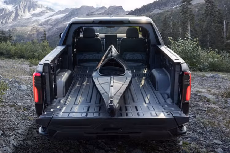 Phiên bản này có sức kéo 4.309 kg và tải trọng 590 kg. Bên trong cabin, Sierra EV nhận được lối thiết kế đối xứng đơn giản với màn hình cảm ứng 16,8 inch chính giữa xe làm điểm nhấn, đây là màn hình lớn nhất từng được trang bị trên dòng Sierra và nó sở hữu nền tảng Ultifi cho phép truy cập qua mạng.