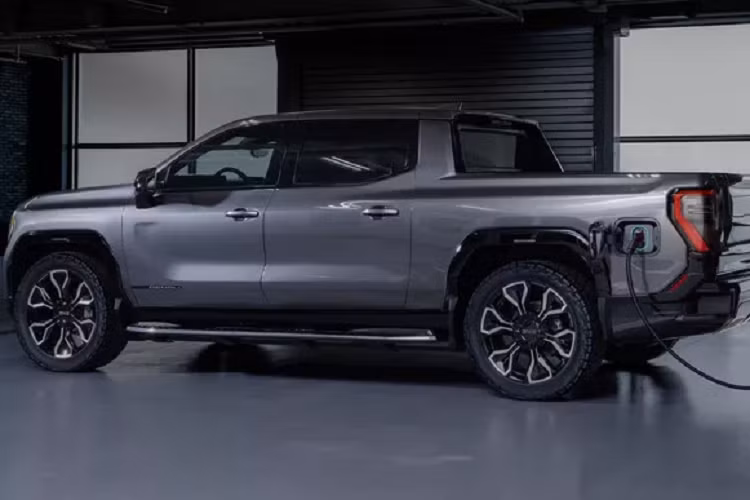 Theo tuyên bố, Denali Edition 1 có thể cung cấp năng lượng cho các nhu cầu thiết yếu của gia đình trong tối đa 21 ngày. Tất nhiên, những khả năng trên chỉ là một phần nhiệm vụ nhỏ của bộ pin, chức năng chính của nó là cung cấp năng lượng cho 2 động cơ điện đặt ở cả 2 trục bánh xe, giúp sản sinh ra tổng công suất lên đến 754 mã lực cùng 1.064 Nm.