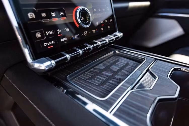 Ngoài ra GMC còn trang bị cho mẫu xe này công nghệ hỗ trợ người lái Super Cruies giúp thoải mái hơn cho những chuyến đi dài. Hiện tại GMC vẫn chưa tiết lộ thông số kỹ thuật của pin, nhưng theo dự đoán phiên bản Denali Edition 1 có thể hoạt động được trong phạm vi 644 km sau mỗi lần sạc đầy, trong khi biến thể XLT và L Cosy sẽ có phạm vi di chuyển thấp hơn với khoảng 515 km.