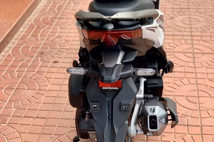 Trên phiên bản cao cấp, xe được trang bị chìa khoá thông minh và tính năng ngắt động cơ tạm thời Idling Stop.