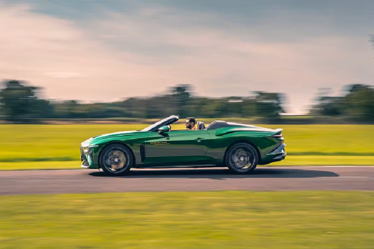 Mulliner ban đầu công bố sẽ chế tạo tổng cộng 12 chiếc Bentley Bacalar 2022 mui trần, mỗi chiếc có một màu sắc riêng do khách hàng của mình thiết kế. Tám chiếc xe đã được giao cho chủ nhân mới và bốn chiếc cuối cùng hiện đang trong giai đoạn lắp ráp cuối cùng tại xưởng của Mulliner ở Crewe.