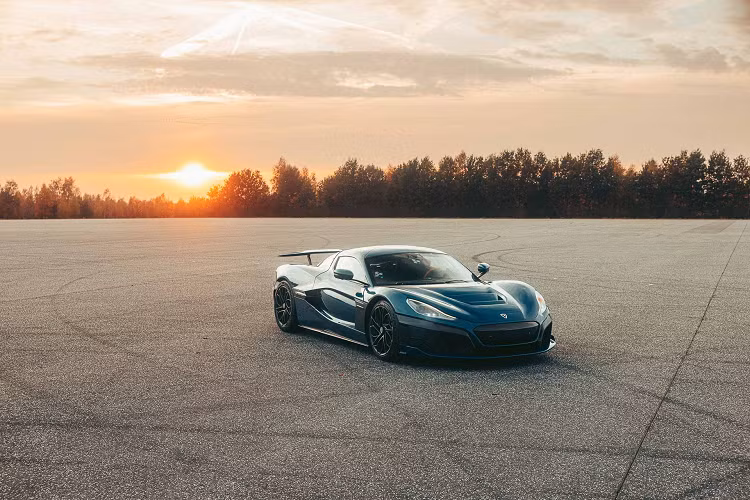 Bên cạnh việc giữ kỷ lục về tốc độ tối đa cao nhất trong số các xe điện, Rimac Nevera còn là phương tiện thương mại có khả năng tăng tốc nhanh nhất được thiết lập vào năm 2021.