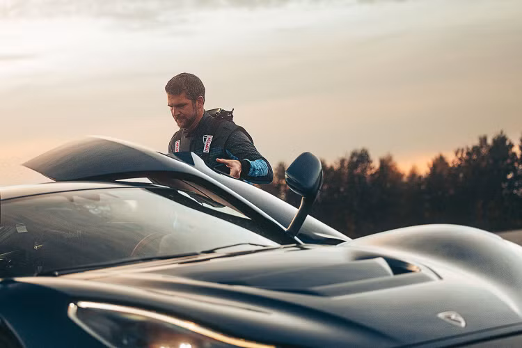 Nevera ra khỏi khúc cua với tốc độ ấn tượng lên tới 250 km/h, đạt tốc độ mục tiêu 412 km/h trước khi kết thúc đoạn đường thẳng. Theo Rimac, tốc độ tối đa – hiện được xác nhận bằng thiết bị đo GPS độ chính xác cao Racelogic V-Box đã được mô phỏng trong quá trình phát triển nguyên mẫu C-Two.