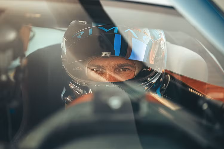 Miro Zrnčević, Giám đốc điều hành thử nghiệm và phát triển của Rimac chia sẻ: “Để di chuyển với tốc độ 412 km/h, có nghĩa là di chuyển với tốc độ bằng một phần ba tốc độ âm thanh, tôi đã lái Nevera kể từ lần đầu tiên và để xem chiếc xe được mài dũa hoàn hảo đó là ngày hôm nay là một khoảnh khắc thực sự xúc động.
