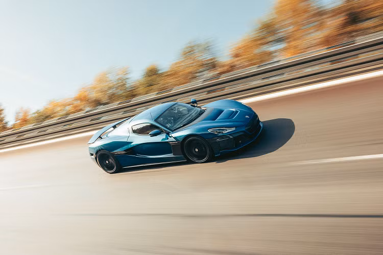 Như một bản cải tiến, Rimac Nevera thế hệ mới được trang bị bốn động cơ điện sản sinh công suất kết hợp 1.887 mã lực và mô-men xoắn 2.360 Nm, được kết nối với bộ pin 120 kWh.