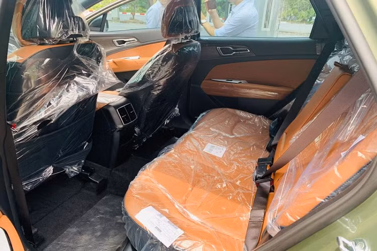 Khoang lái của Kia Sportage X-Line gây ấn tượng với cụm màn hình cong Panoramic Dashboard Display trải dài từ vị trí người lái đến giữa xe, cụm màn hình này là sự kết hợp giữa 2 màn hình điện tử 12,3 inch. Hàng ghế trước có chức năng sưởi, làm mát, chỉnh điện10 hướng, bơm lưng và nhớ ghế.
