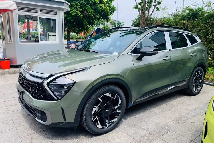 Một chiếc Kia Sportage Signature X-Line 1.6T 2022 mới đã có mặt tại một đại lý ở Hà Nội. Theo đó, chiếc Kia Sportage 2022 phiên bản Signature X-Line 1.6T mới về đại lý này sở hữu ngoại thất màu xanh rêu (Jungle Wood Green) khá lạ mắt và nổi bật.