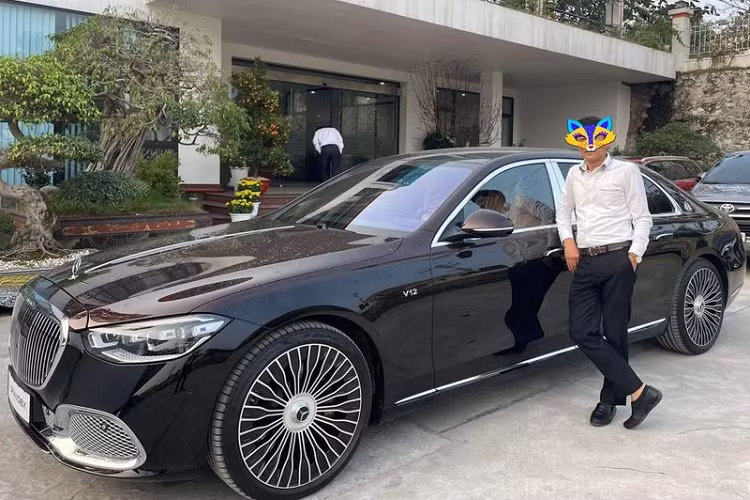 Chiếc Mercedes-Maybach S680 2022 ra biển trắng đầu tiên tại Việt Nam có ngoại thất sơn 2 màu độc đáo, gồm màu đỏ mận ở nửa trên và màu đen ở nửa dưới. Đi kèm là rất nhiều chi tiết mạ crôm sáng bóng và bộ mâm đa chấu kép đặc trưng của dòng S680 Maybach 2022.