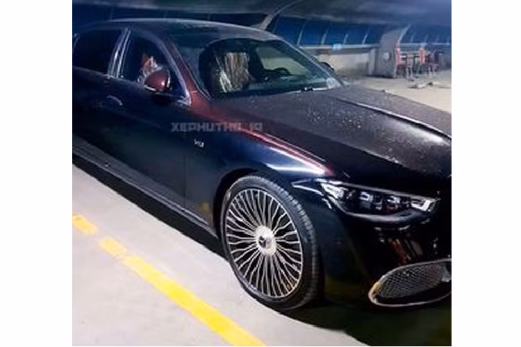 Mercedes-Maybach S680 2022 đem đến sự tiện lợi cho người ngồi trong xe với cửa sau có thể đóng mở tự động thông qua một nút bấm. Đồng thời, người ngồi trước cũng có thể dễ dàng đóng mở cửa sau theo mức độ thông qua màn hình đa nhiệm ở giữa. Xe có hệ thống hỗ trợ lái cấp độ 3, từ đó cho phép người lái bỏ tay khỏi vô lăng trong các tình huống như giao thông đông đúc hoặc trên một số đường cao tốc...