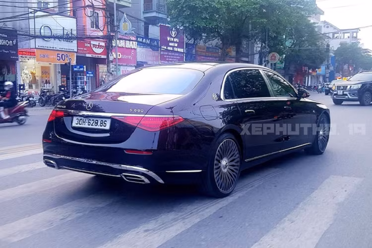 Mercedes-Maybach S680 2022 mới được đưa về nước bởi một công ty tư nhân với giá khoảng 27 tỷ đồng. Chiếc S680 Maybach trong bài đeo biển Hà Nội nên để có thể cho xe lăn bánh trên đường, chủ nhân cần chi thêm ít nhất hơn 3 tỷ đồng nữa (phí trước bạ và các loại phí khác).