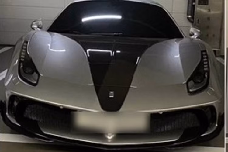 Trong số siêu xe của Park Min Young và bạn trai sở hữu có điểm chung là Lamborghini Urus, chiếc siêu SUV từng được mệnh danh là nhanh nhất thế giới. Hiện tại, giới nhà giàu ở Hàn Quốc cũng vừa mới đón nhận chiếc xe hiệu suất cao Lamborghini Urus Performante 2023 hứa hẹn sẽ gây sốt cho các đại gia xứ sở kim chi và rất có thể sẽ khiến bạn trai của nữ diễn viên Park Min Young phải đổi xe để trải nghiệm.