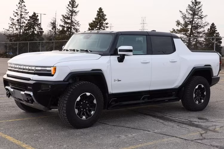 Điểm “đắt giá” trên GMC Hummer EV Edition 1 2022 nằm ở hệ truyền động. Cụ thể, chiếc bán tải thuần điện được trang bị 3 motor điện sản sinh công suất kết hợp khoảng 1.000 mã lực và mô-men xoắn cực đại 15.592 Nm. Đi kèm với động cơ này là hệ dẫn động 4 bánh giúp xe chỉ mất 3 giây để đạt vận tốc 96 km/h khi sử dụng tính năng Launch control “Watts to Freedom”.