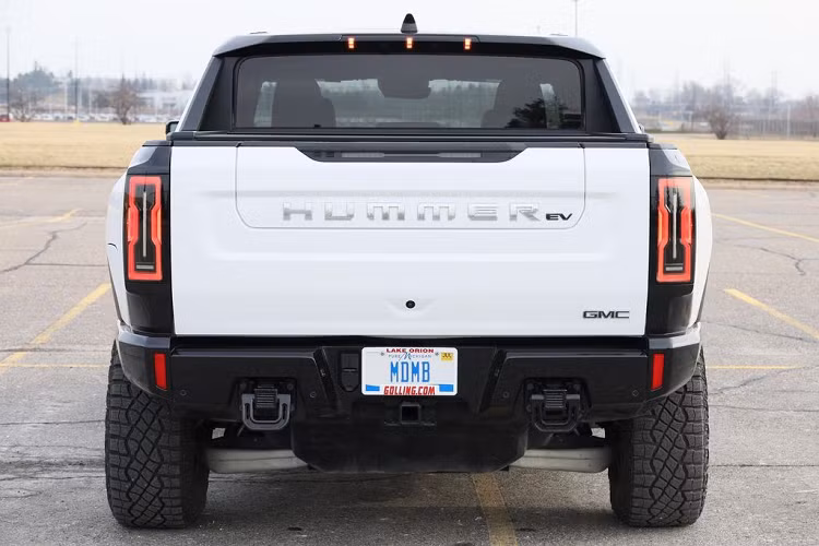 Bên cạnh đó, GMC Hummer EV Edition 1 2022 còn sở hữu các trang bị khác như: vô lăng 3 chấu bọc da, cụm đồng hồ đo kỹ thuật số 12,3 inch, hệ thống âm thanh cao cấp Bose, điều hòa khí hậu tự động ba vùng, Android Auto và Apple CarPlay không dây.