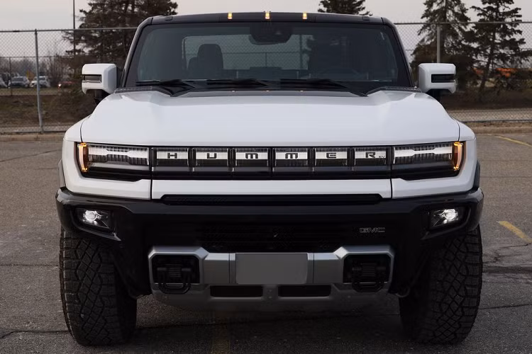 Chỉ có 1.200 chiếc GMC Hummer EV Edition 1 2022 mới được đưa vào dây chuyền sản xuất và tất cả đều đã được bán hết. Vào thời điểm mới ra mắt, chiếc bán tải thuần điện có giá khởi điểm từ 112.595 USD (khoảng 2,5 tỷ đồng).