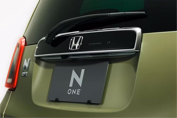 Bên trong Honda N-One Style + Urban 2023 là không gian nội thất được thiết kế theo phong cách tối giản với mặt táp-lô có thiết kế giả ốp gỗ màu nâu vàng. Tiếp đến là ghế trước bọc da và tappi cửa phối 2 màu tương phản.