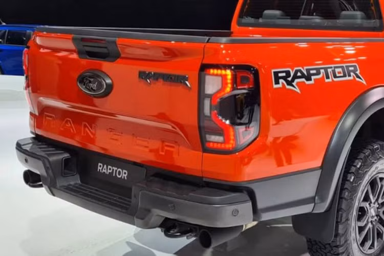 Có thể nói, mặc dù Ford Ranger Raptor 2023 thế hệ mới tại thị trường Thái Lan được cung cấp động cơ xăng V6 3.0L tăng áp kép. Tuy nhiên điều này không có nghĩa là Raptor 2023 sẽ sử dụng máy xăng V6 3.0L ở các thị trường như Việt Nam và Malaysia. Điều này còn tùy thuộc vào chính sách, cũng như chiến lược kinh doanh của hãng xe Ford ở từng thị trường khác nhau.