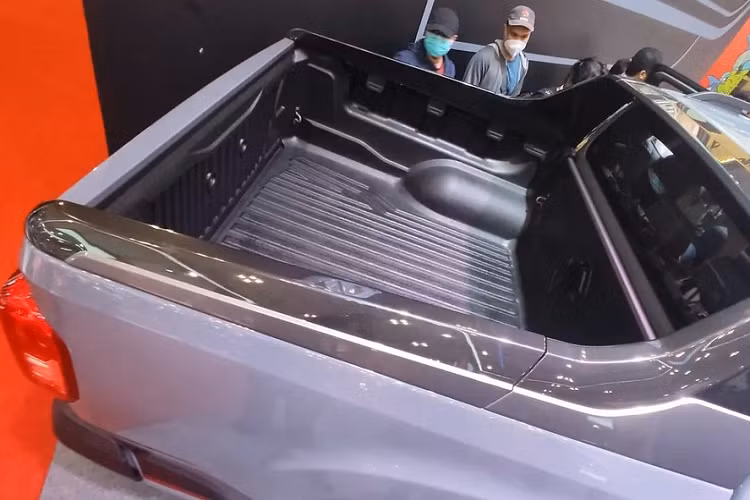So với xe ở Thái Lan, thiết kế ngoại thất của chiếc MG Extender 2022 trong triển lãm GIIAS khác biệt một chút. Điều này được thể hiện rõ qua hàng loạt chi tiết ngoại thất màu tối thay vì mạ crôm như lưới tản nhiệt, logo của hãng MG, ốp gương ngoại thất, vành la-zăng 18 inch, ốp cua lốp, baga nóc, nẹp nối với 2 đèn hậu và thanh vai bò trên thùng hàng. Nhờ đó, MG Extender 2022 trưng bày tại Indonesia có ngoại hình thể thao và hầm hố hơn xe ở Thái Lan.
