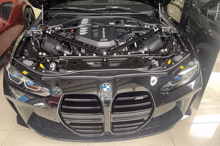 Hình ảnh chụp lại cho thấy, chiếc xe BMW M3 G80 đầu tiên về Việt Nam được một công ty nhập khẩu tư nhân ở TP HCM đưa về. Nơi đây đang trưng bày rất nhiều quái vật tốc độ chẳng hạn như Shelby Super Snake, cặp đôi xe Ford GT thế hệ mới hay cả Dodge SRT Viper ACR cùng siêu xe mui trần Ferrari 488 Pista Spider.