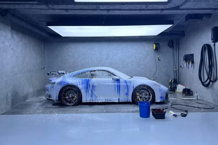 Sức mạnh của Porsche 911 GT3 thế hệ mới đến từ khối động cơ hút khí tự nhiên 4.0L sản sinh 502 mã lực và 469Nm mô-men xoắn cực đại, kết hợp với hộp số ly hợp kép 7 cấp, siêu xe thể thao chỉ cần 3,2 giây để tăng tốc từ 0 - 100 km/h, trước khi cán tốc độ tối đa 317 km/h.