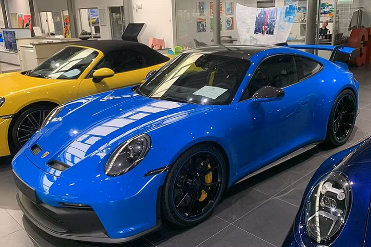 Chiếc Porsche 911 GT3 của Cường Đô la với màu sơn "thoát ẩn thoát hiện" dưới lớp bọt rửa xe nhưng cũng không làm khó được dân mê xe. Theo đó, chiếc 911 GT3 của vị đại gia phố núi có ngoại thất màu xanh dương Shark Blue khá hiếm hoi tại Việt Nam. Ở nước ngoài, tùy chọn sơn này có giá 4.338 USD (khoảng 99 triệu đồng).