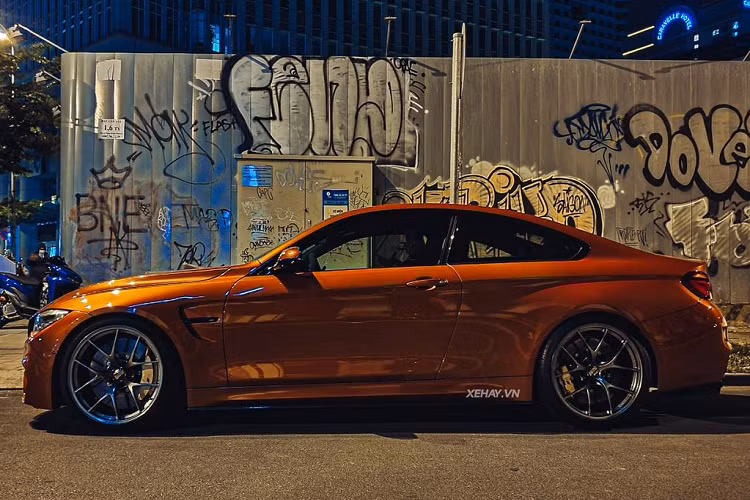 Động cơ trên kết hợp cùng hộp số 7 tốc độ M-DCT, nhờ đó BMW M4 chỉ mất thời gian 4,1 giây để tăng tốc từ 0-100 km/h. Tốc độ tối đa của xe vẫn bị giới hạn ở mức 250 km/h. BMW M4 Coupe được trang bị 3 chế độ lái khác nhau bao gồm Comfort,Sport và Sport +.