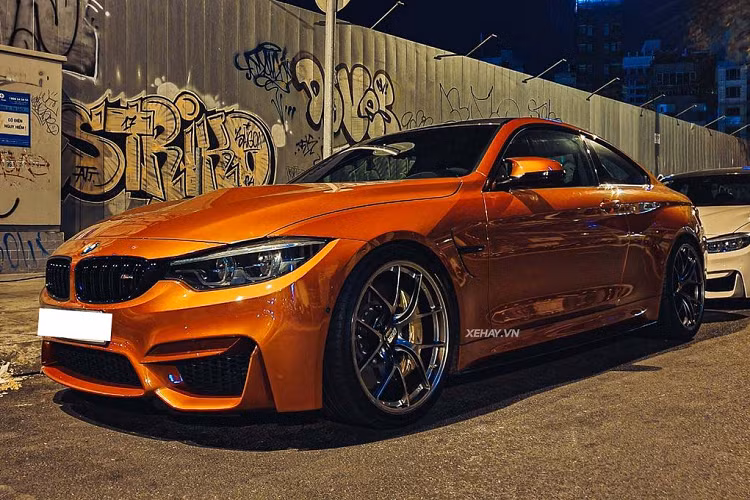 Di chuyển ra phía sau, BMW M4 Coupe có phần đuôi được thiết kế vuốt nhẹ ở phía trên cốp, cản va sau thiết kế lại thể thao hơn đi kèm là cặp ống xả kép nằm đối xứng 2 bên. Ống xả nguyên bản đã được chủ nhân thay bằng ống xả của Maisterschaft cho âm thanh động cơ uy lực hơn.