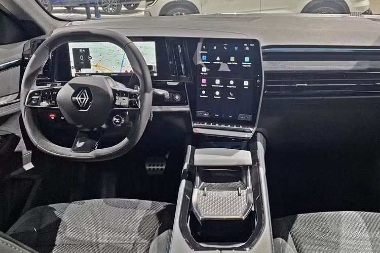 Tương tự ngoại thất, nội thất của Renault Austral 2022 cũng thu hút nhờ thiết kế hiện đại và tạo cảm giác công nghệ cao. Mẫu SUV cỡ C này có bảng đồng hồ kỹ thuật số với màn hình 12,3 inch, màn hình thông tin giải trí dạng cảm ứng 12 inch và màn hình hiển thị thông tin kính lái 9,3 inch. Hệ thống thông tin giải trí của xe tích hợp Google và có thể kết hợp với dàn âm thanh Harman Kardon Hi-Fi tùy chọn.