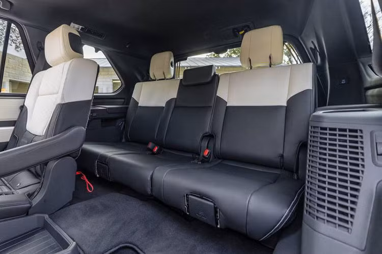 Tất cả các phiên bản của Toyota Sequoia 2023 đều sẽ được trang bị gói công nghệ an toàn chủ động Toyota Safety Sense 2.5 mới nhất, bao gồm: Hệ thống cảnh báo trước va chạm với chức năng phát hiện người đi bộ/đi xe đạp,...