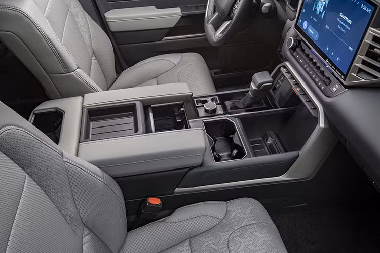 Theo hãng Toyota, hàng ghế cuối của Sequoia 2023 mới có thể trượt 152 mm để tăng khoảng duỗi chân cho hành khách hoặc cải thiện thể tích khoang hành lý theo nhu cầu của người dùng. Trong khi đó, giá chở đồ của xe có 3 nấc để thay đổi độ cao.